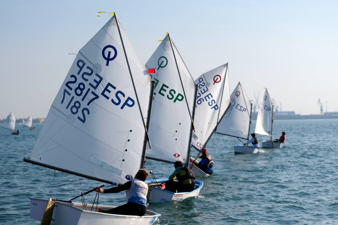 La falta de viento trunca el inicio de la VI Regata Ciudad de El Puerto