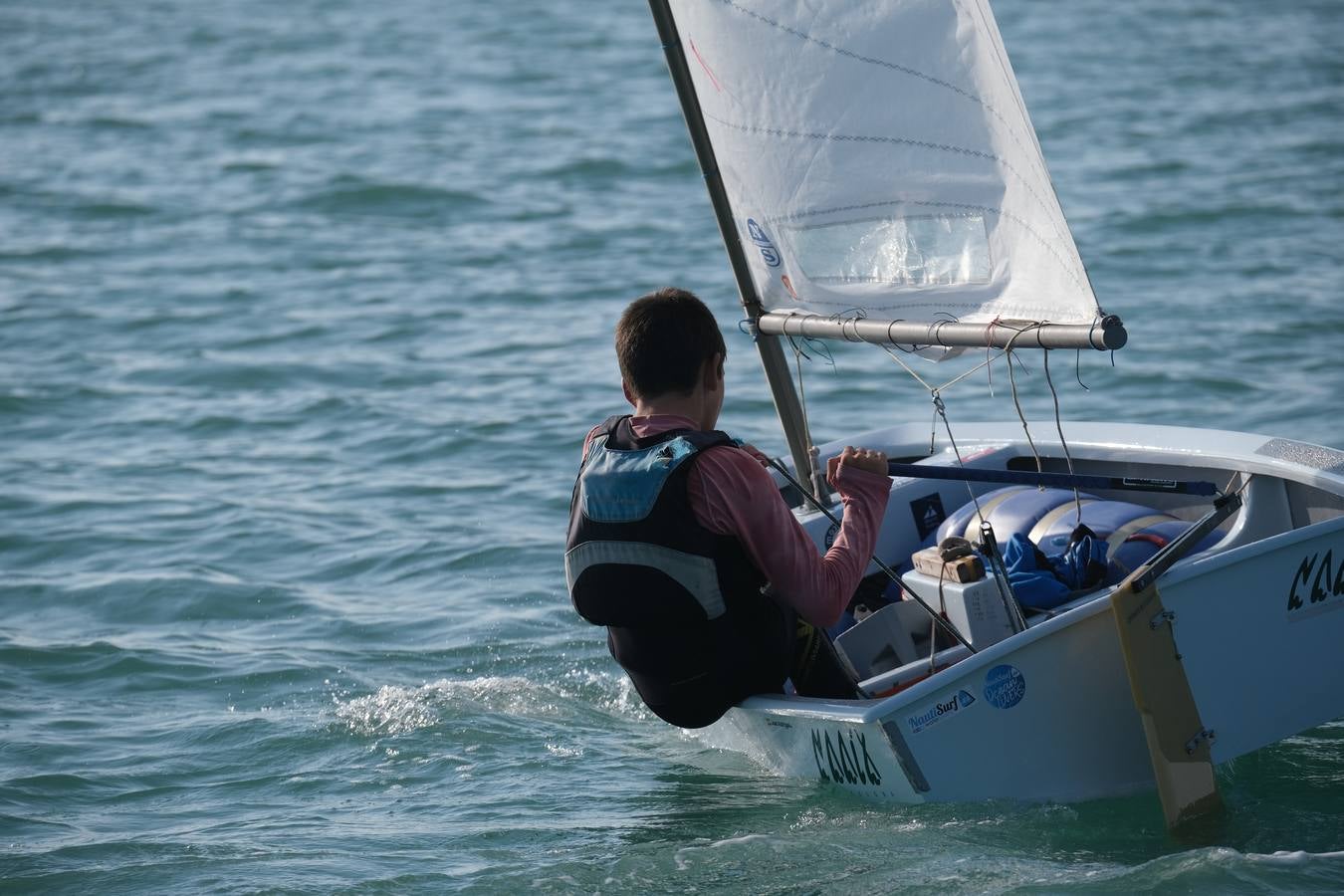 La falta de viento trunca el inicio de la VI Regata Ciudad de El Puerto