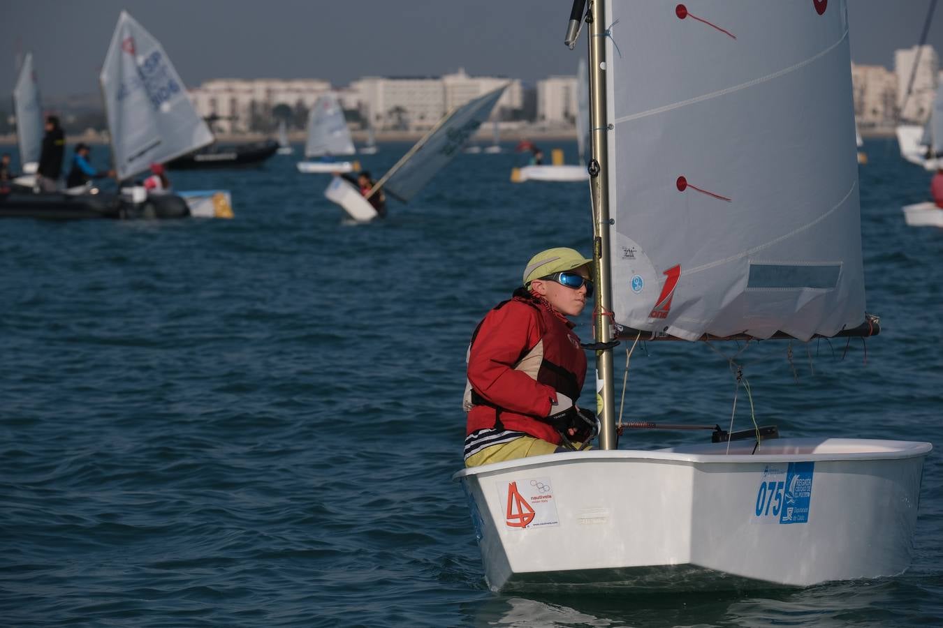 La falta de viento trunca el inicio de la VI Regata Ciudad de El Puerto