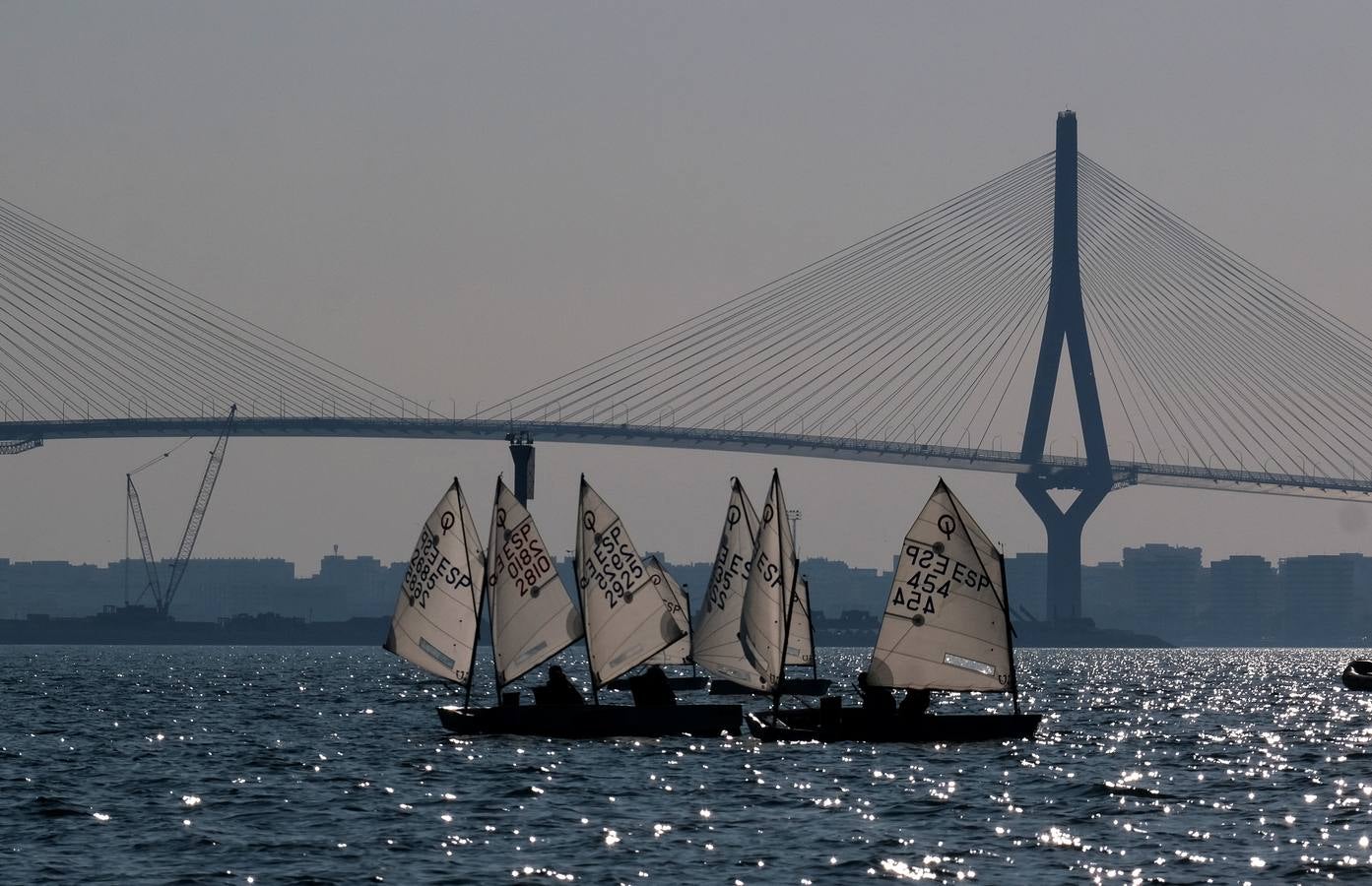 La falta de viento trunca el inicio de la VI Regata Ciudad de El Puerto