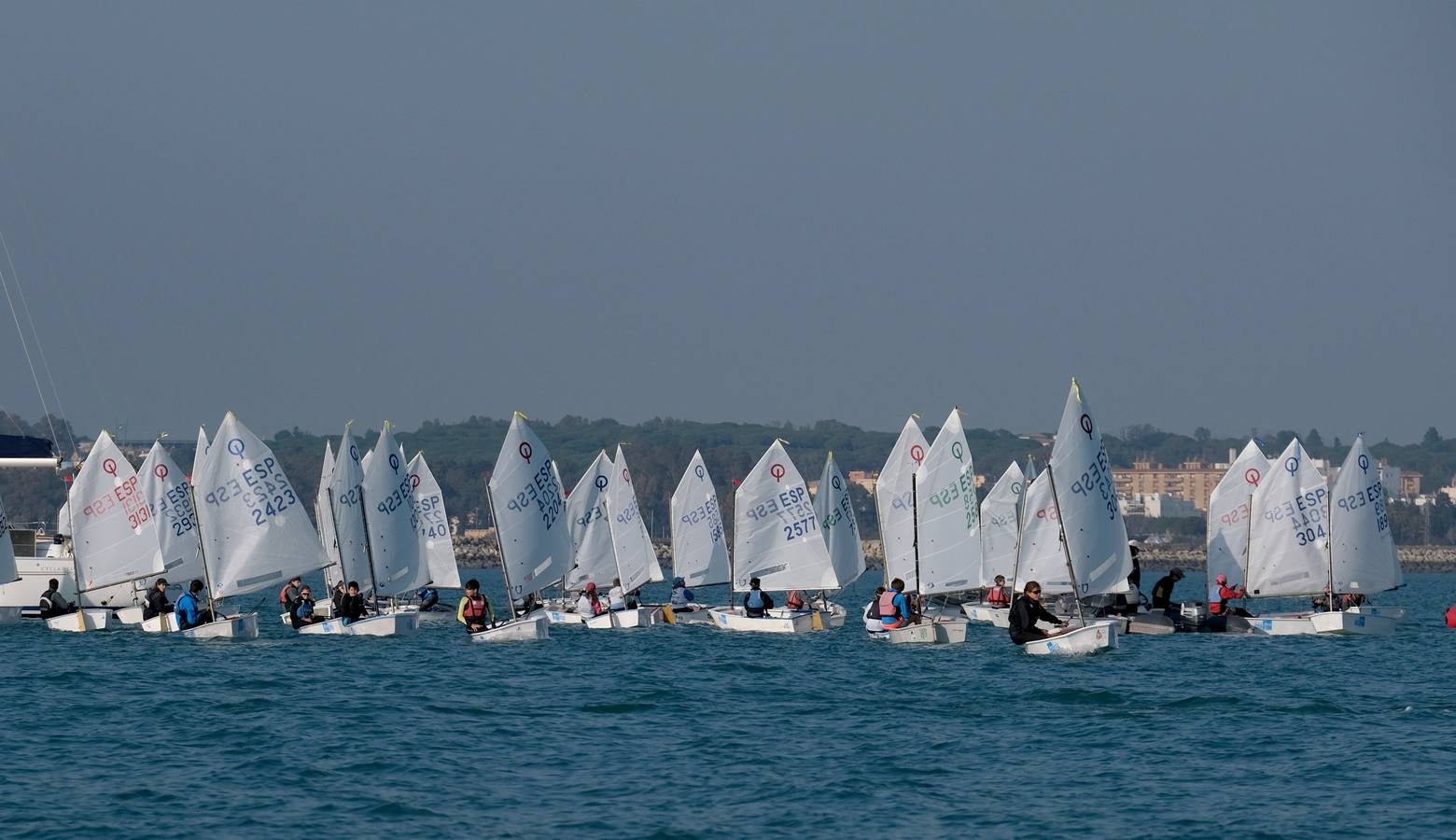 La falta de viento trunca el inicio de la VI Regata Ciudad de El Puerto