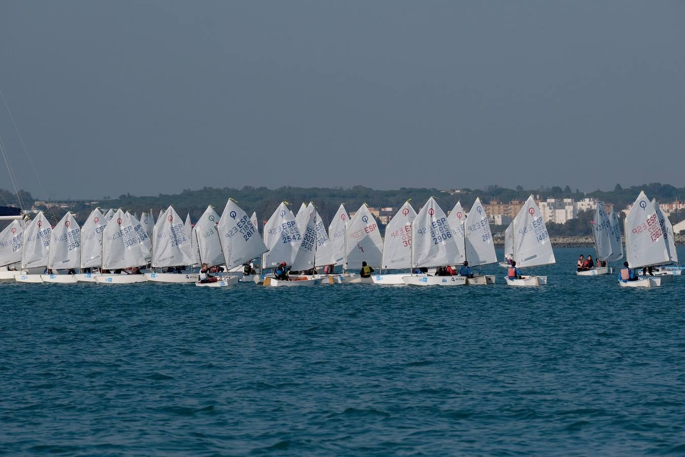 La falta de viento trunca el inicio de la VI Regata Ciudad de El Puerto