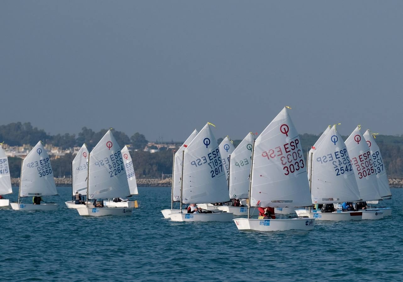 La falta de viento trunca el inicio de la VI Regata Ciudad de El Puerto