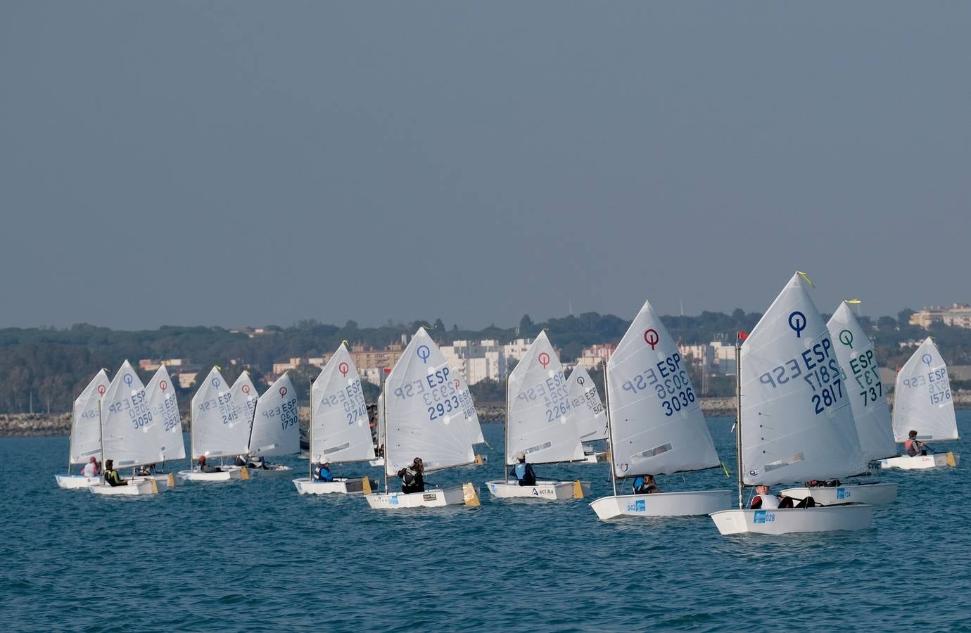 La falta de viento trunca el inicio de la VI Regata Ciudad de El Puerto