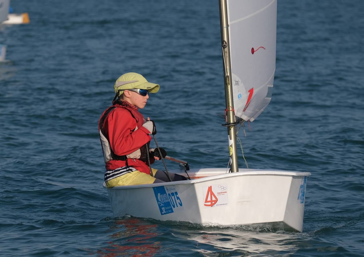 La falta de viento trunca el inicio de la VI Regata Ciudad de El Puerto