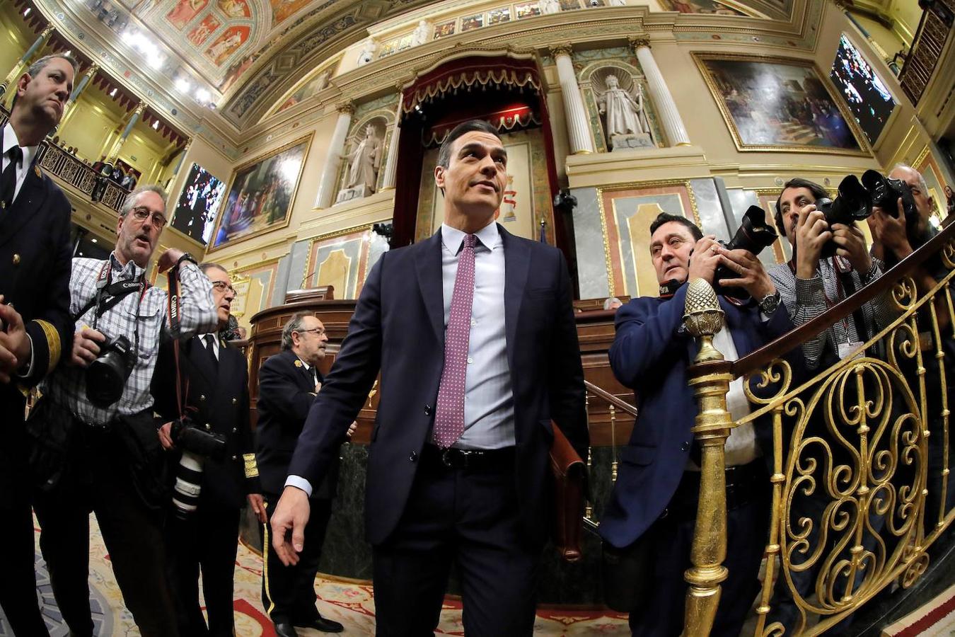 Las imágenes de la primera sesión de investidura. El candidato a presidente del Gobierno, Pedro Sánchez, hoy sábado a su llegada al hemiciclo del Congreso de los Diputados en la primera jornada de la sesión de su investidura como presidente del Gobierno