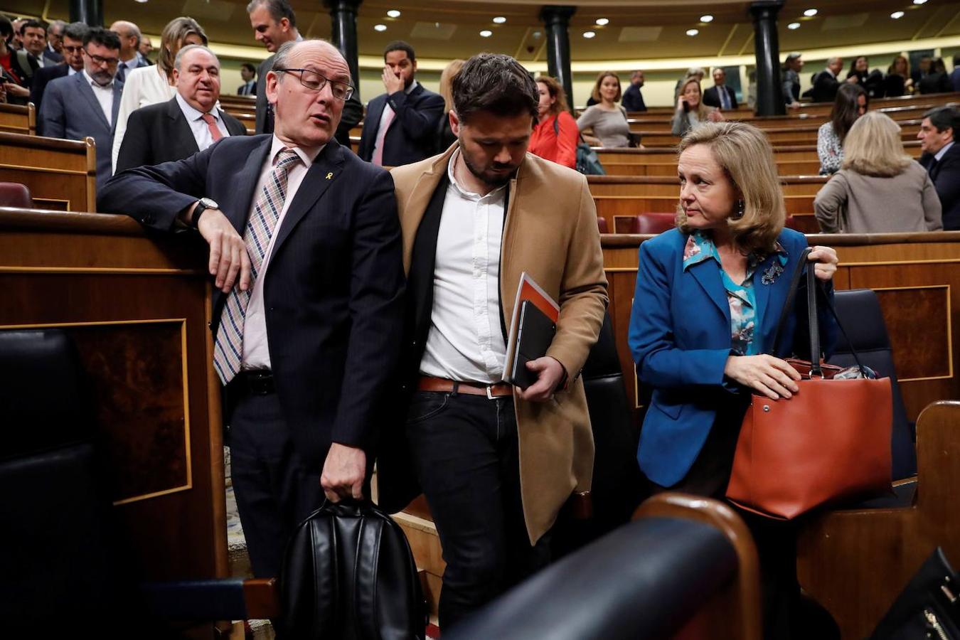 Las imágenes de la primera sesión de investidura. La ministra de Economía en funciones, Nadia Calviño, el diputado de ERC Gabriel Rufián (c) y Mikel Legarda, del PNV, abandonan el hemiciclo este sábado tras escuchar el discurso de Pedro Sánchez durante la primera jornada de la sesión de su investidura como presidente del Gobierno.