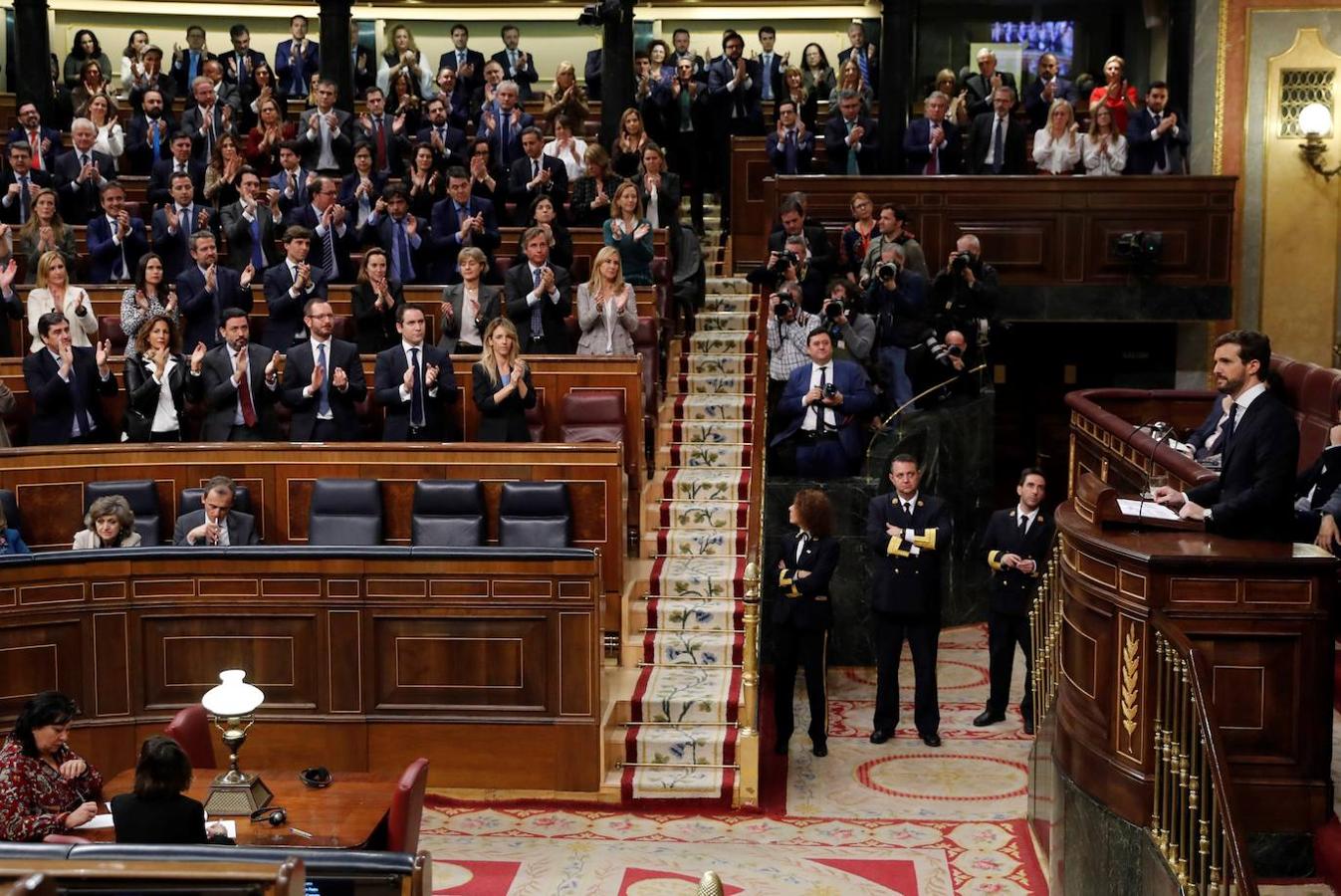 Las imágenes de la primera sesión de investidura. El presidente del PP, Pablo Casado, recibe el aplauso de sus compañeros de partido durante su intervención en el Congreso de los Diputados en la primera jornada de la sesión de investidura de Pedro Sánchez como presidente del Gobierno.