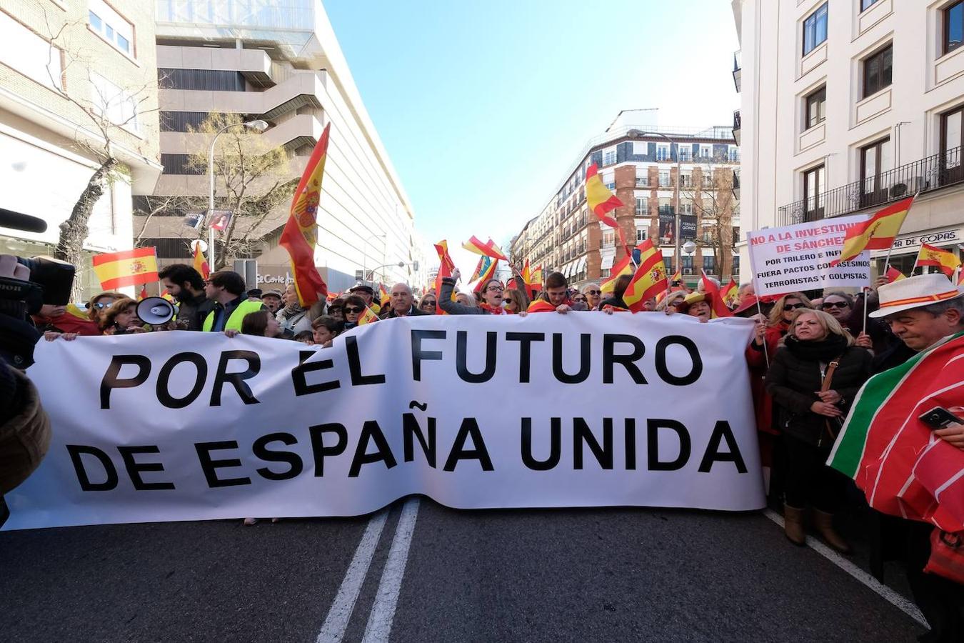 Las imágenes de la primera sesión de investidura. Una pancarta con el lema 'Por el Futuro de España Unida' encabeza la manifestación convocada para reclamar el diálogo entre representantes políticos con el objetivo de preservar la unidad nacional el mismo día que se celebra la primera sesión del debate de investidura del candidato socialista