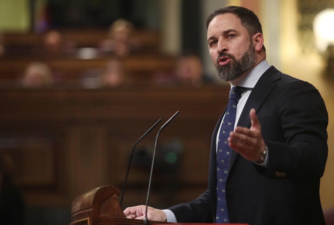 Las imágenes de la primera sesión de investidura. El presidente de Vox, Santiago Abascal, interviene desde la tribuna del Congreso de los Diputados en la primera sesión del debate de investidura del candidato socialista a la Presidencia de Gobierno en la XIV Legislatura