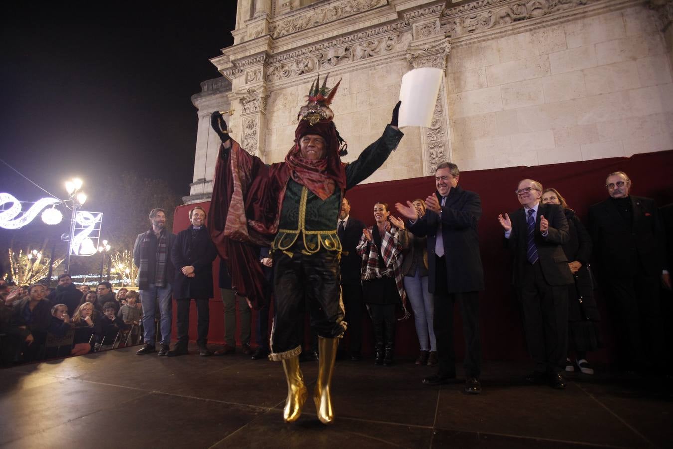 En imágenes, el Heraldo Real recorre las calles de Sevilla