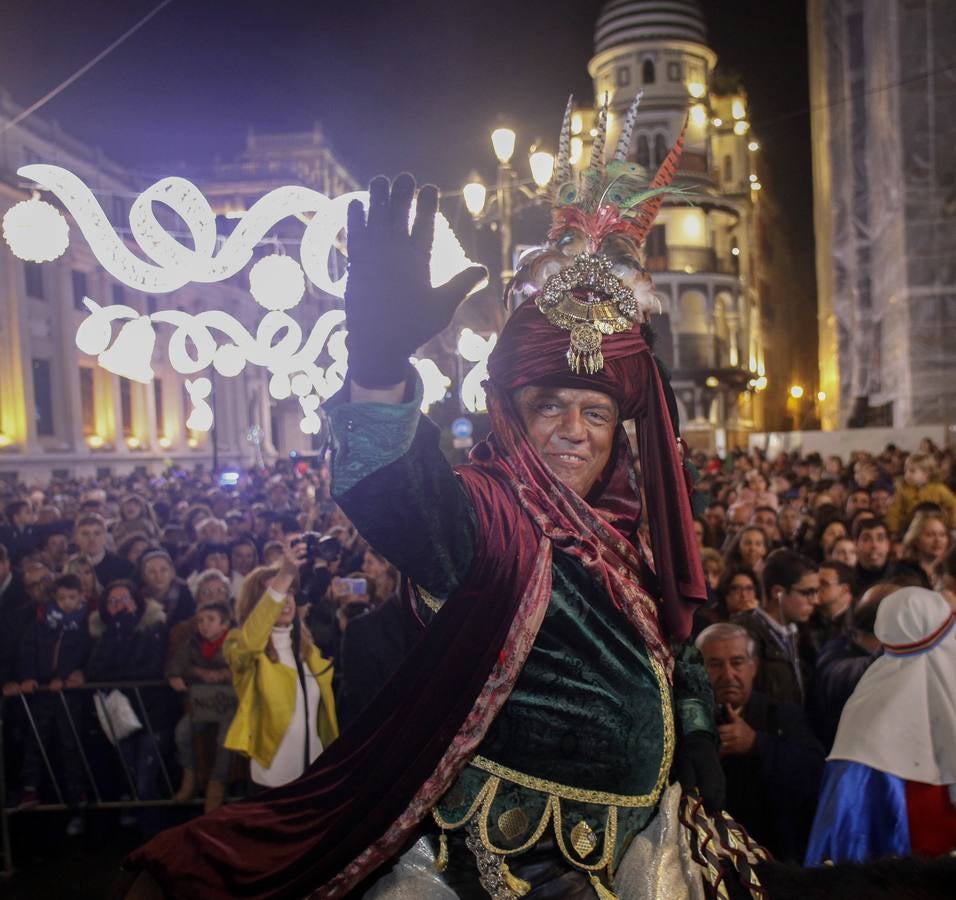 En imágenes, el Heraldo Real recorre las calles de Sevilla