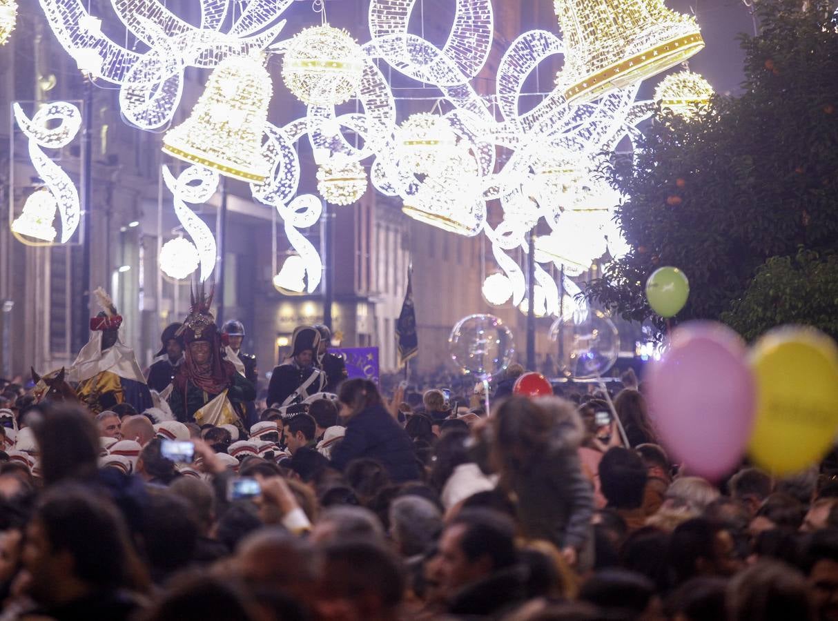 En imágenes, el Heraldo Real recorre las calles de Sevilla