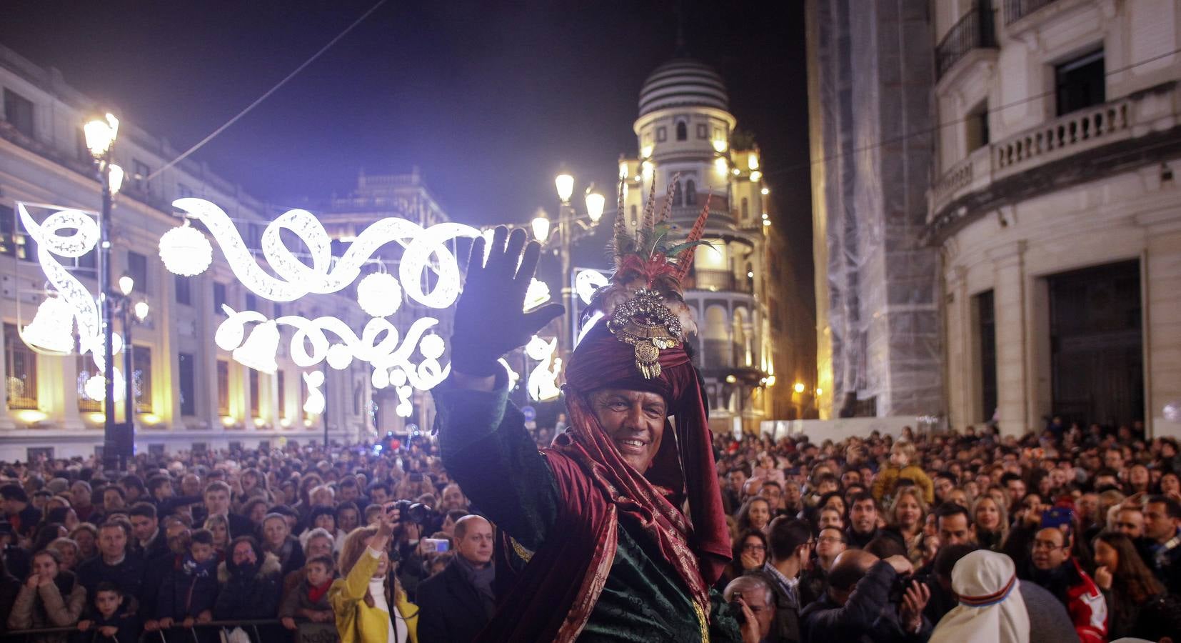 En imágenes, el Heraldo Real recorre las calles de Sevilla