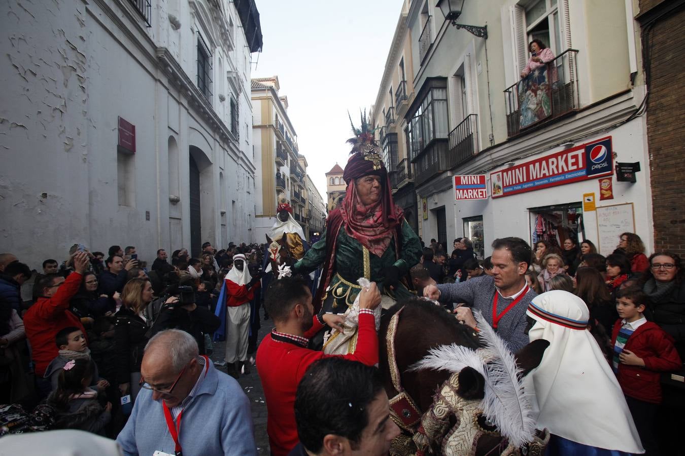 En imágenes, el Heraldo Real recorre las calles de Sevilla