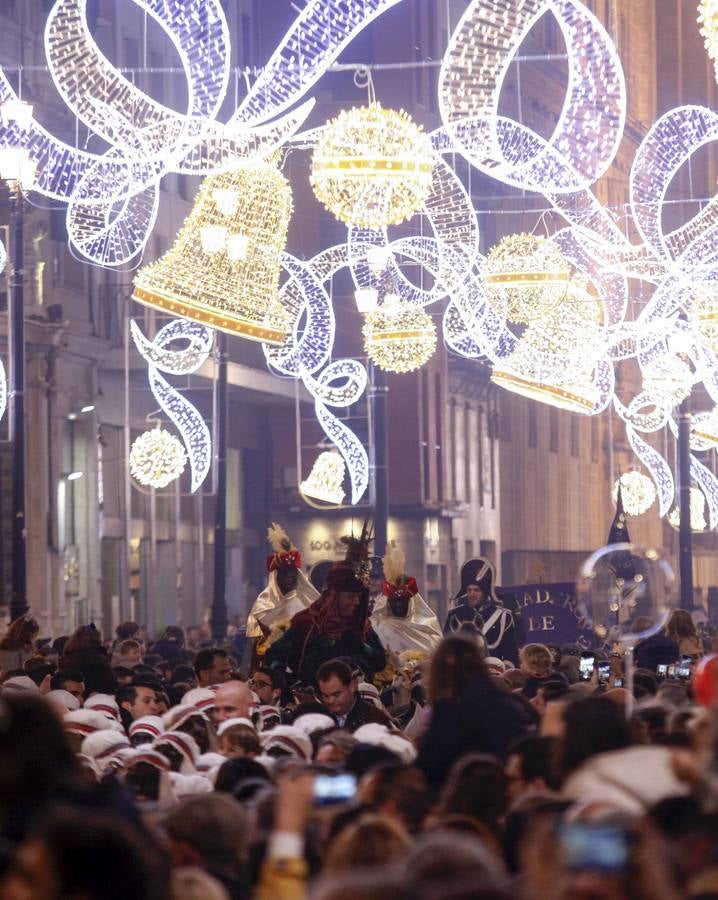 En imágenes, el Heraldo Real recorre las calles de Sevilla