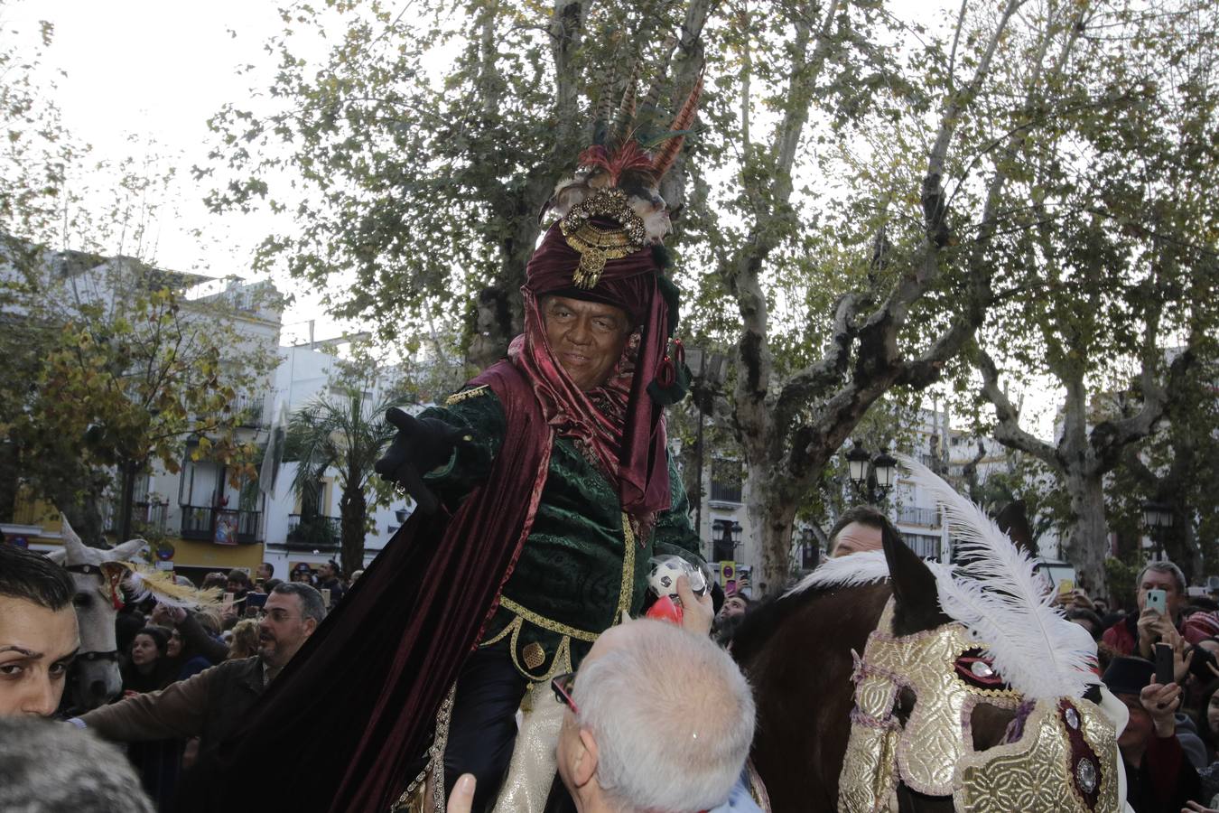 En imágenes, el Heraldo Real recorre las calles de Sevilla