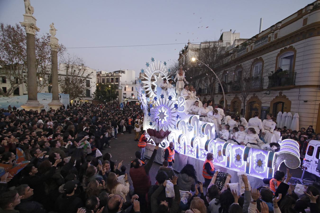 En imágenes, la Cabalgata de Reyes Magos por el centro de la ciudad