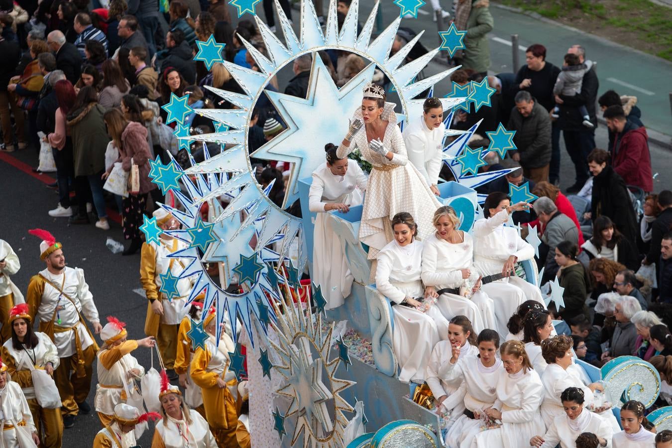 La Cabalgata de Reyes Magos de Sevilla a su paso por la Macarena, en imágenes