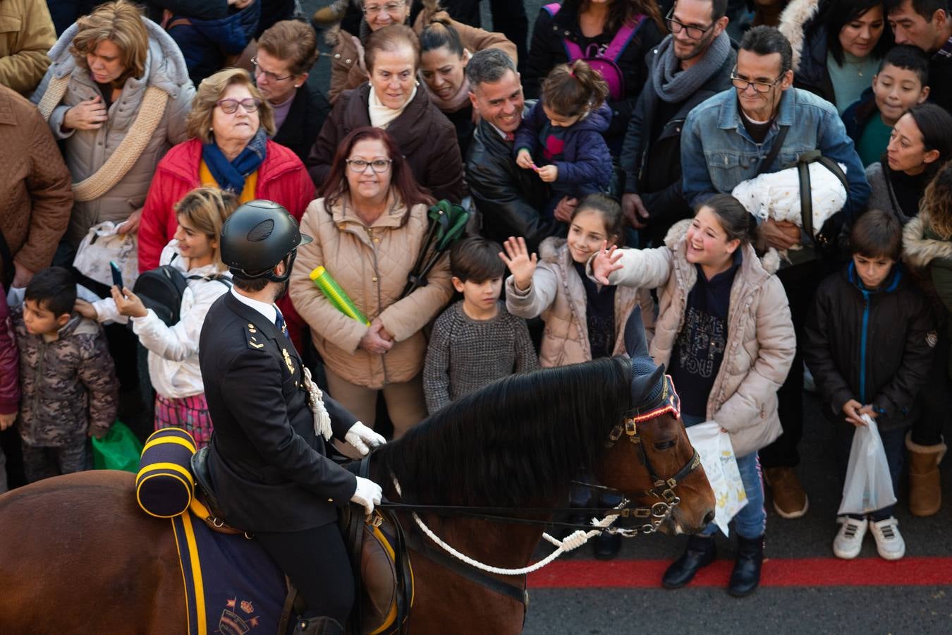 La Cabalgata de Reyes Magos de Sevilla a su paso por la Macarena, en imágenes