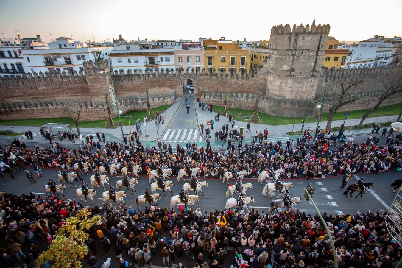 La Cabalgata de Reyes Magos de Sevilla a su paso por la Macarena, en imágenes