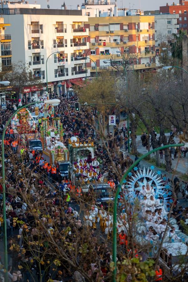 La Cabalgata de Reyes Magos de Sevilla a su paso por la Macarena, en imágenes