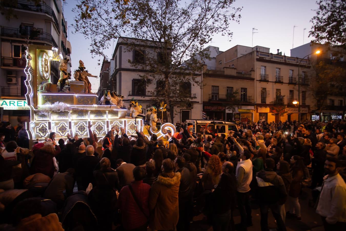 La Cabalgata de Reyes Magos de Sevilla a su paso por la Macarena, en imágenes