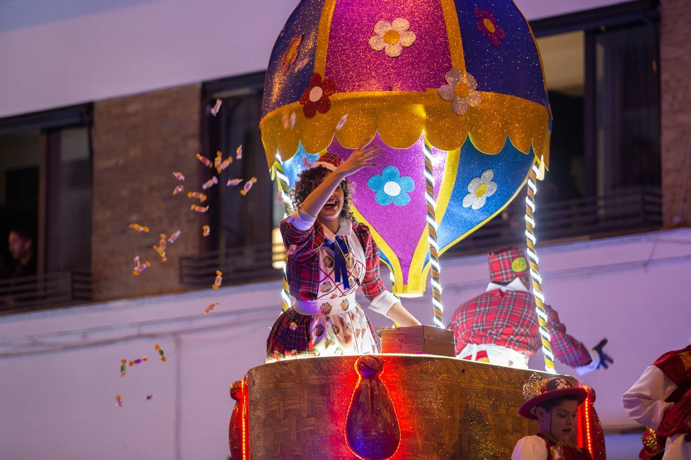 La Cabalgata de Reyes Magos de Sevilla a su paso por la Macarena, en imágenes