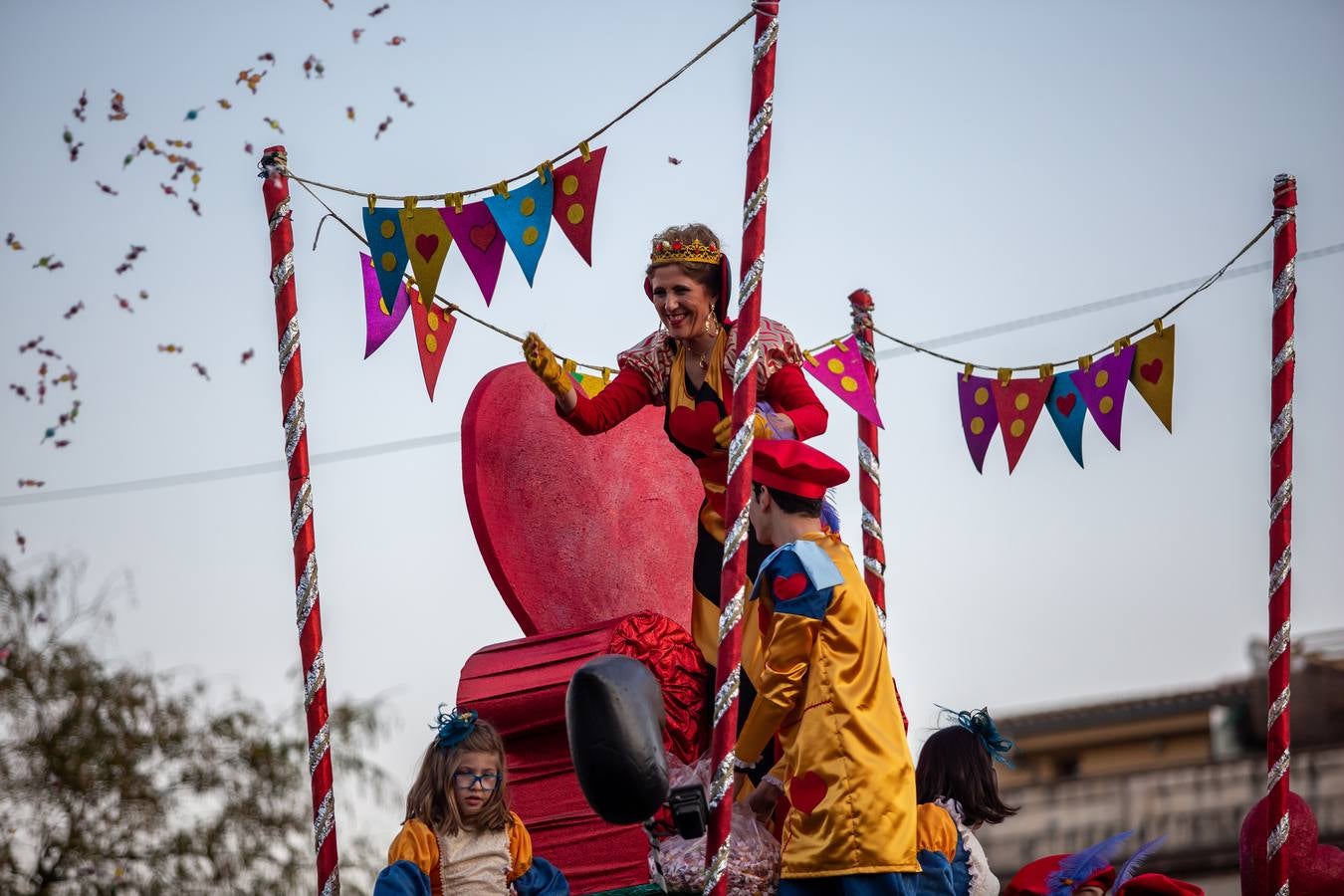 La Cabalgata de Reyes Magos de Sevilla a su paso por la Macarena, en imágenes