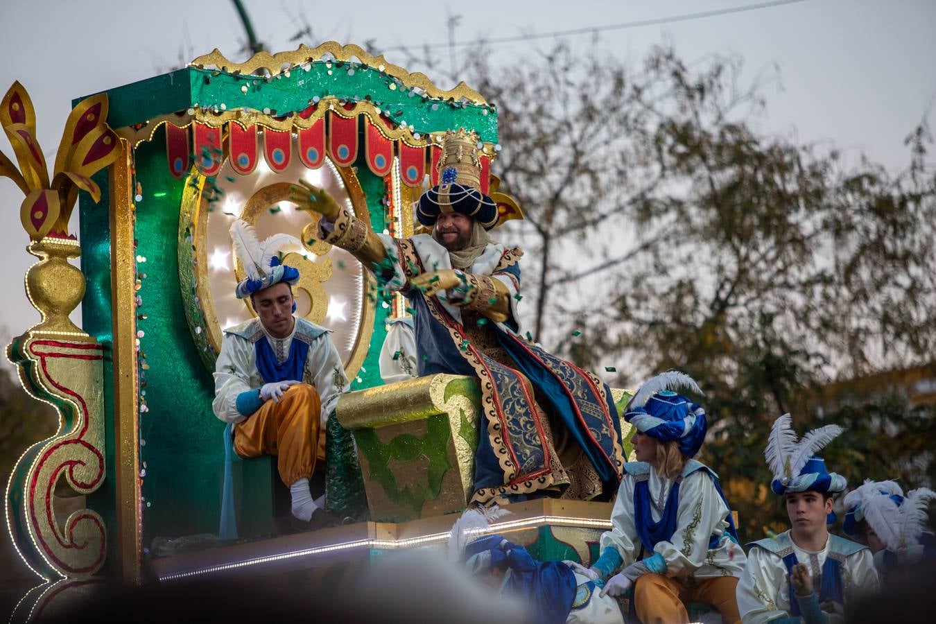 La Cabalgata de Reyes Magos de Sevilla a su paso por la Macarena, en imágenes