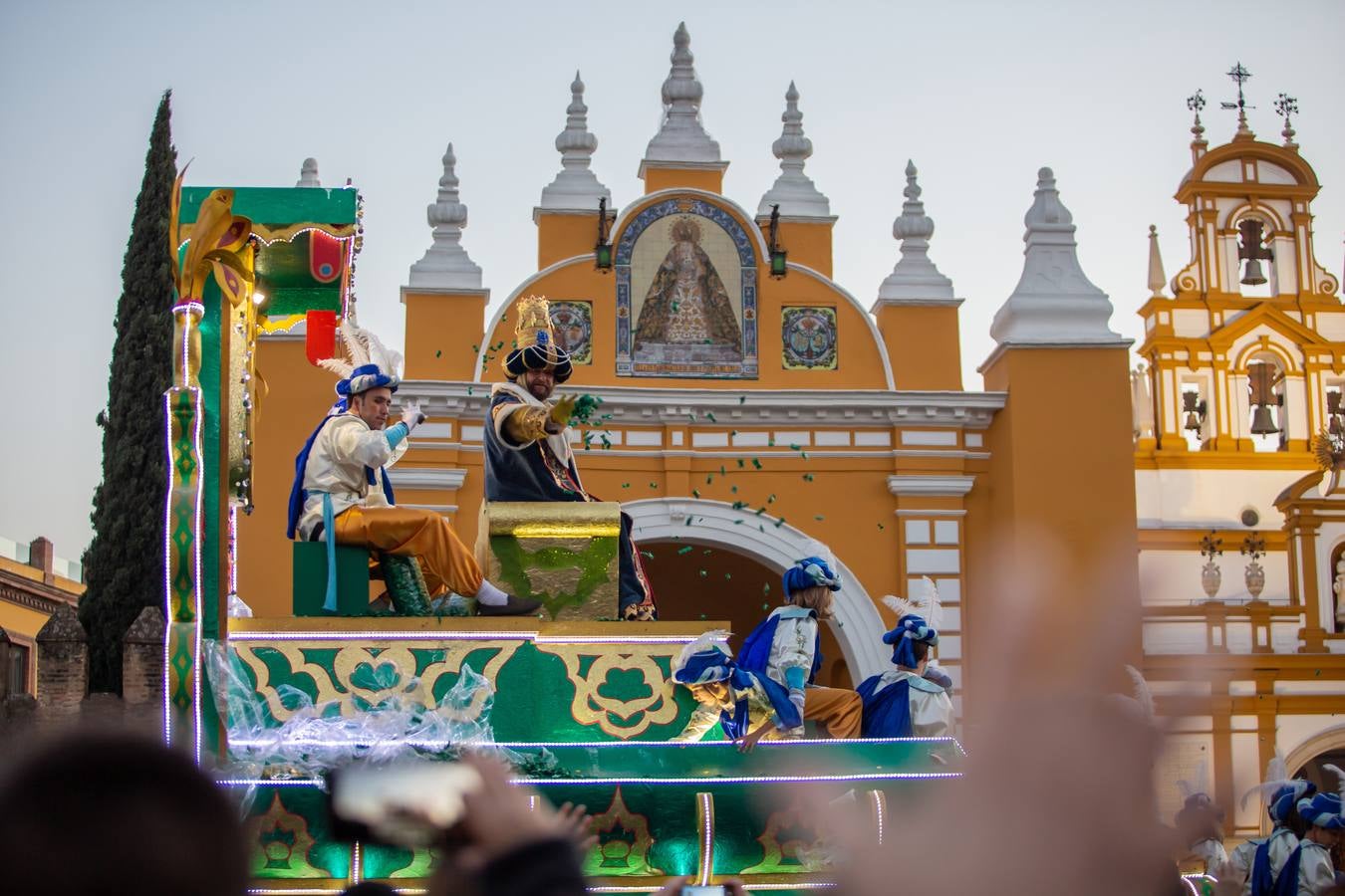 La Cabalgata de Reyes Magos de Sevilla a su paso por la Macarena, en imágenes