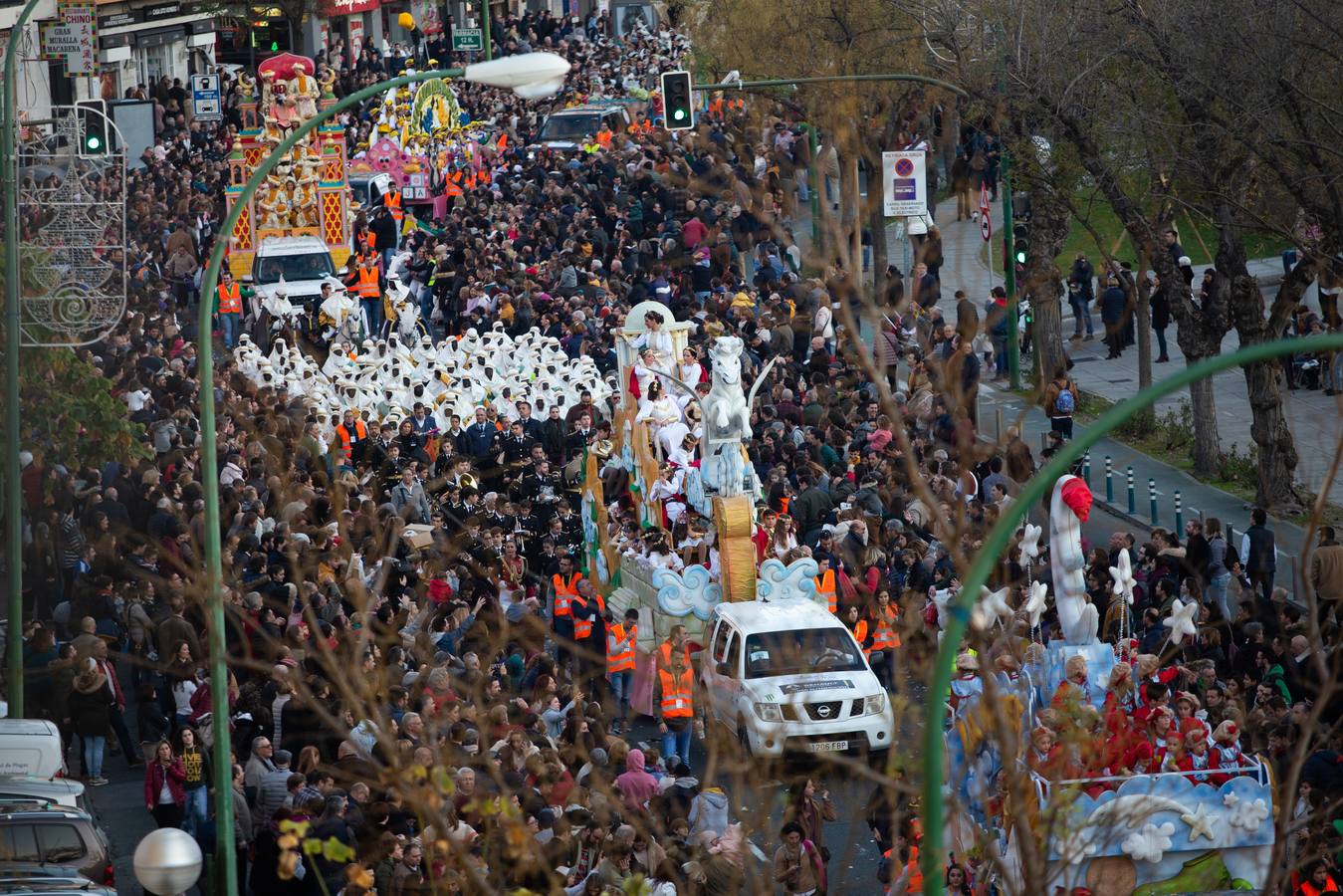 La Cabalgata de Reyes Magos de Sevilla a su paso por la Macarena, en imágenes