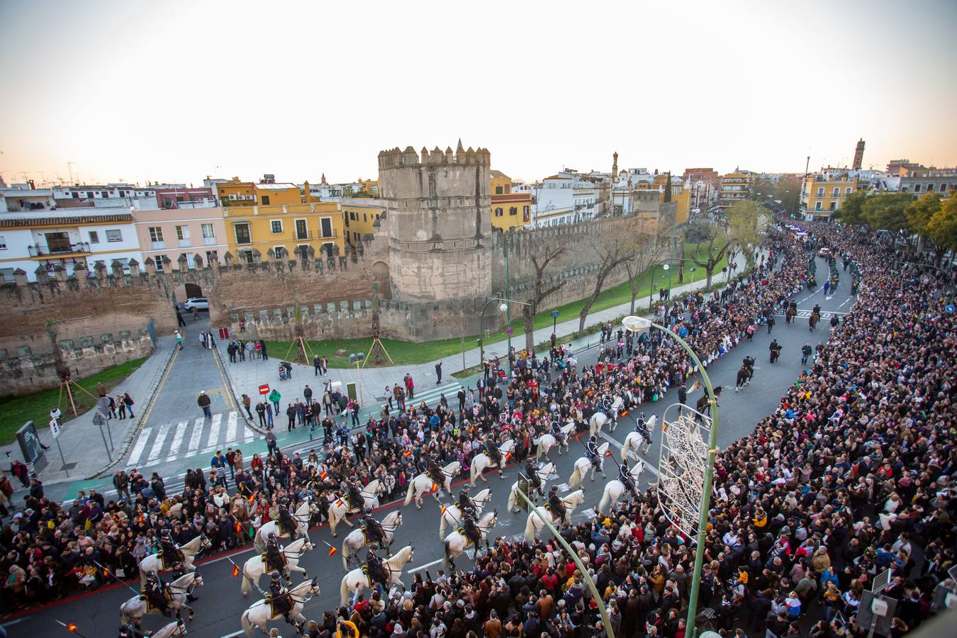 La Cabalgata de Reyes Magos de Sevilla a su paso por la Macarena, en imágenes