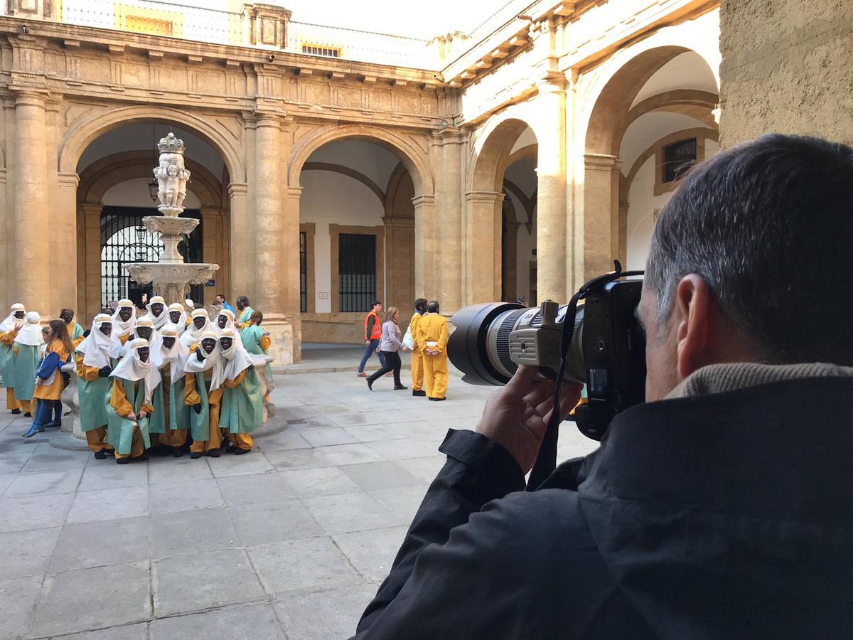 En imágenes, todos los preparativos de la Cabalgata de Reyes Magos de Sevilla en el rectorado