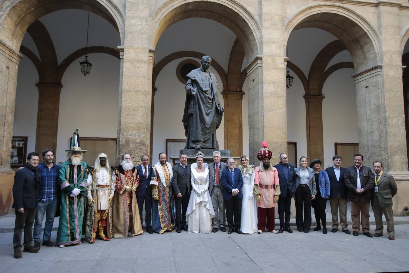 Salida de la Cabalgata de Reyes de Sevilla, en imágenes