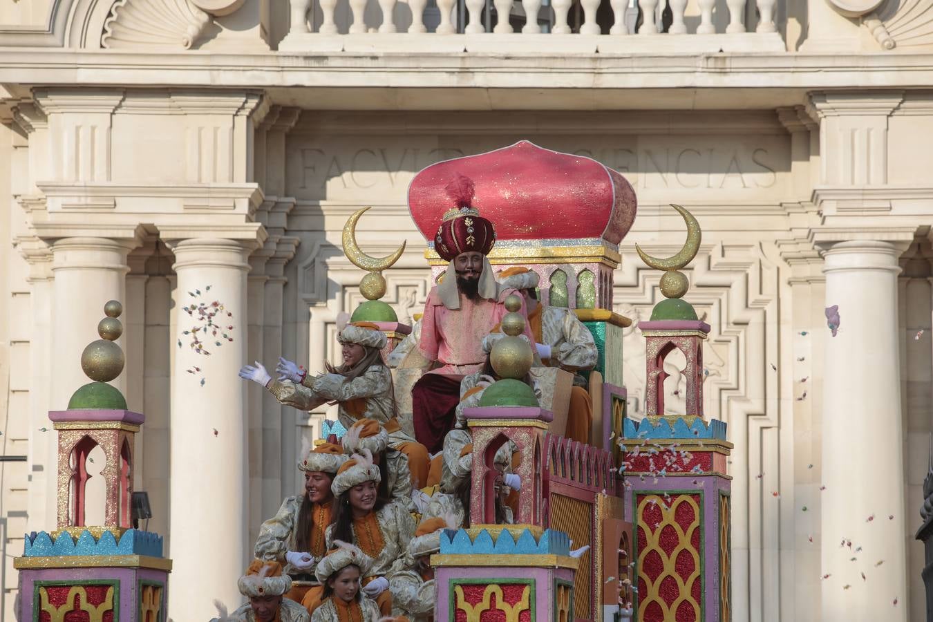 Salida de la Cabalgata de Reyes de Sevilla, en imágenes