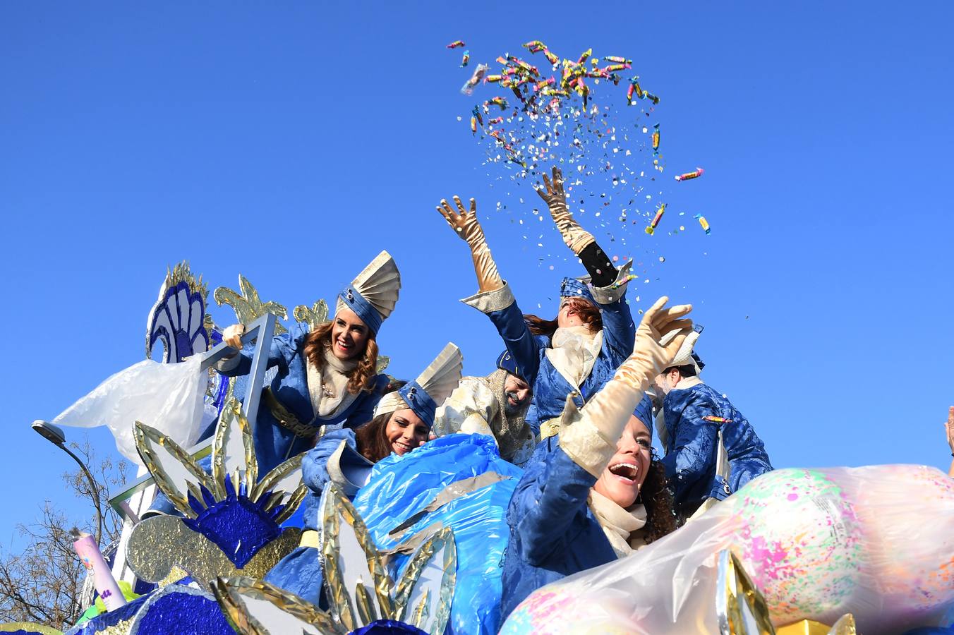 Cientos de personas acuden a la gran Cabalgata de Reyes Magos de Tomares