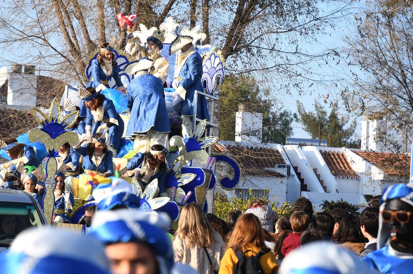 Cientos de personas acuden a la gran Cabalgata de Reyes Magos de Tomares