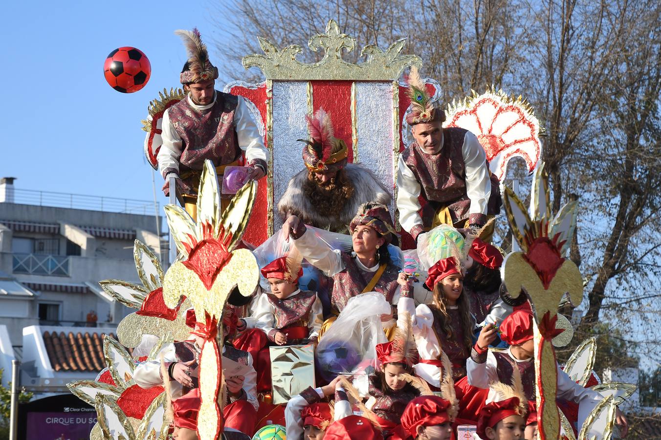 Cientos de personas acuden a la gran Cabalgata de Reyes Magos de Tomares