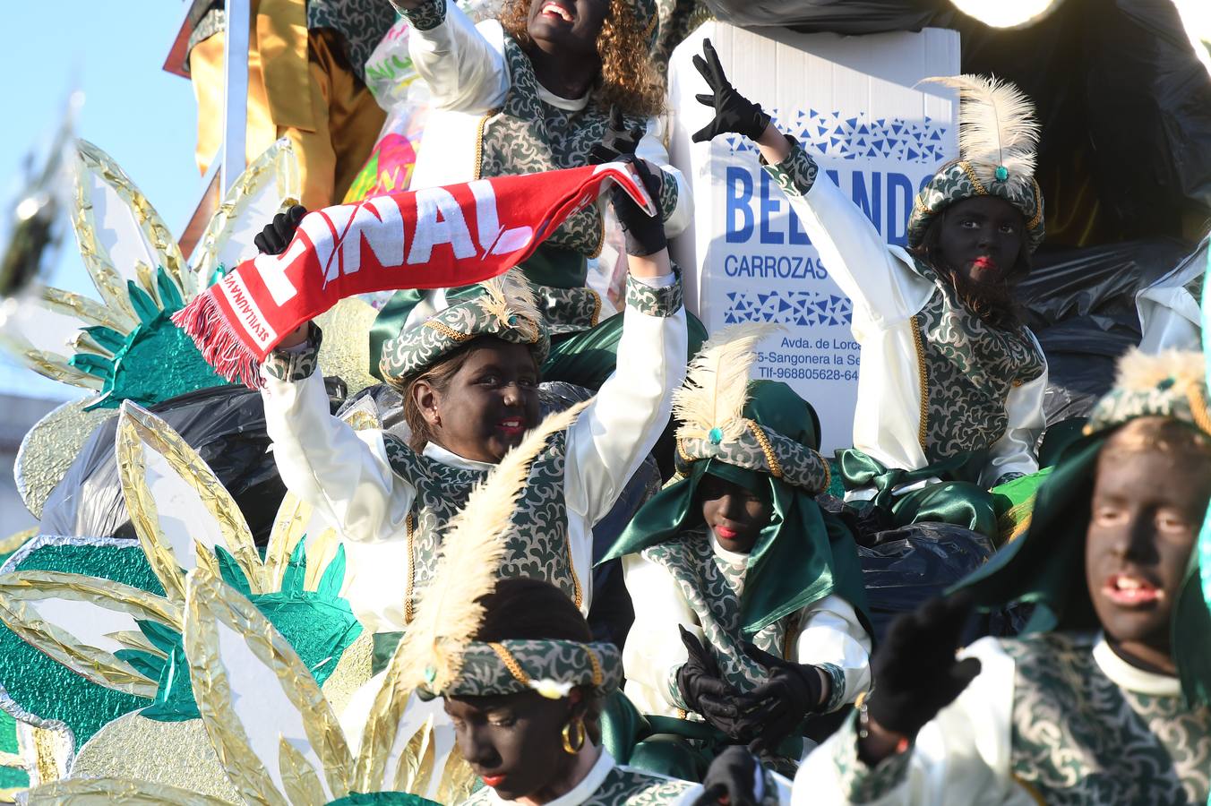 Cientos de personas acuden a la gran Cabalgata de Reyes Magos de Tomares