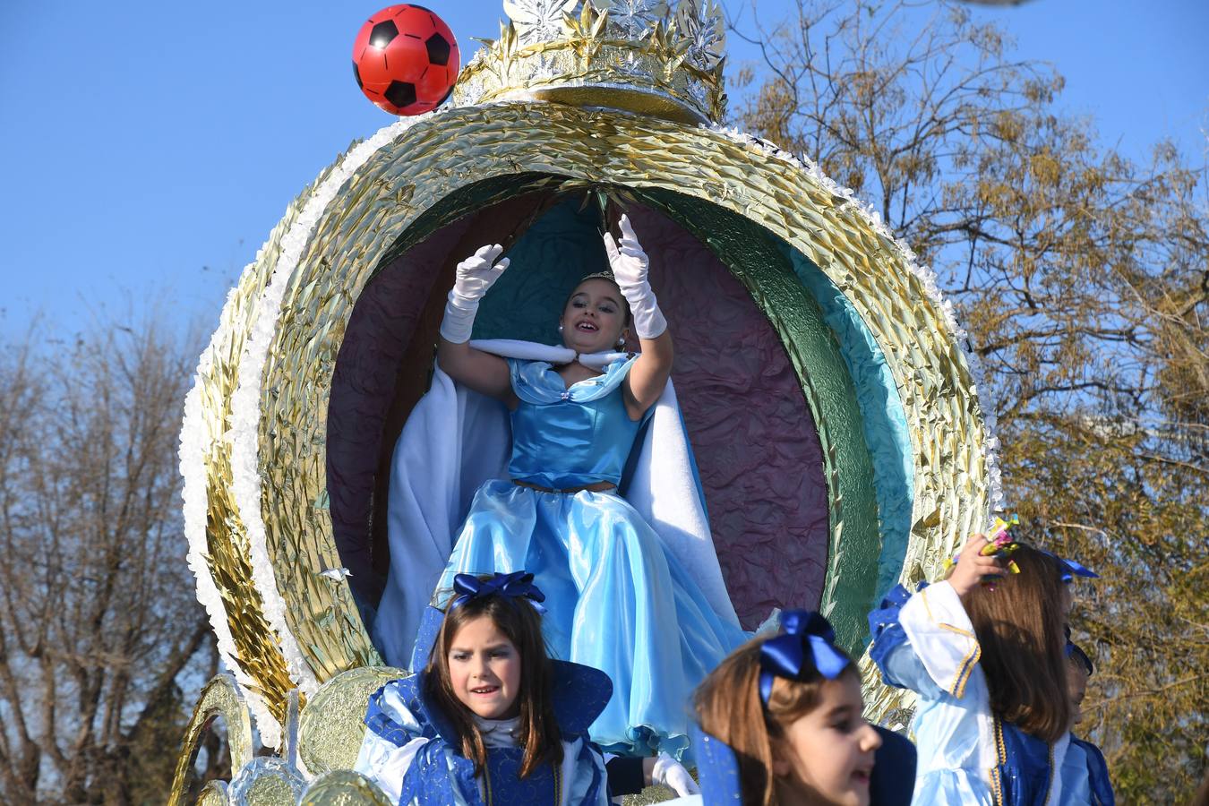 Cientos de personas acuden a la gran Cabalgata de Reyes Magos de Tomares