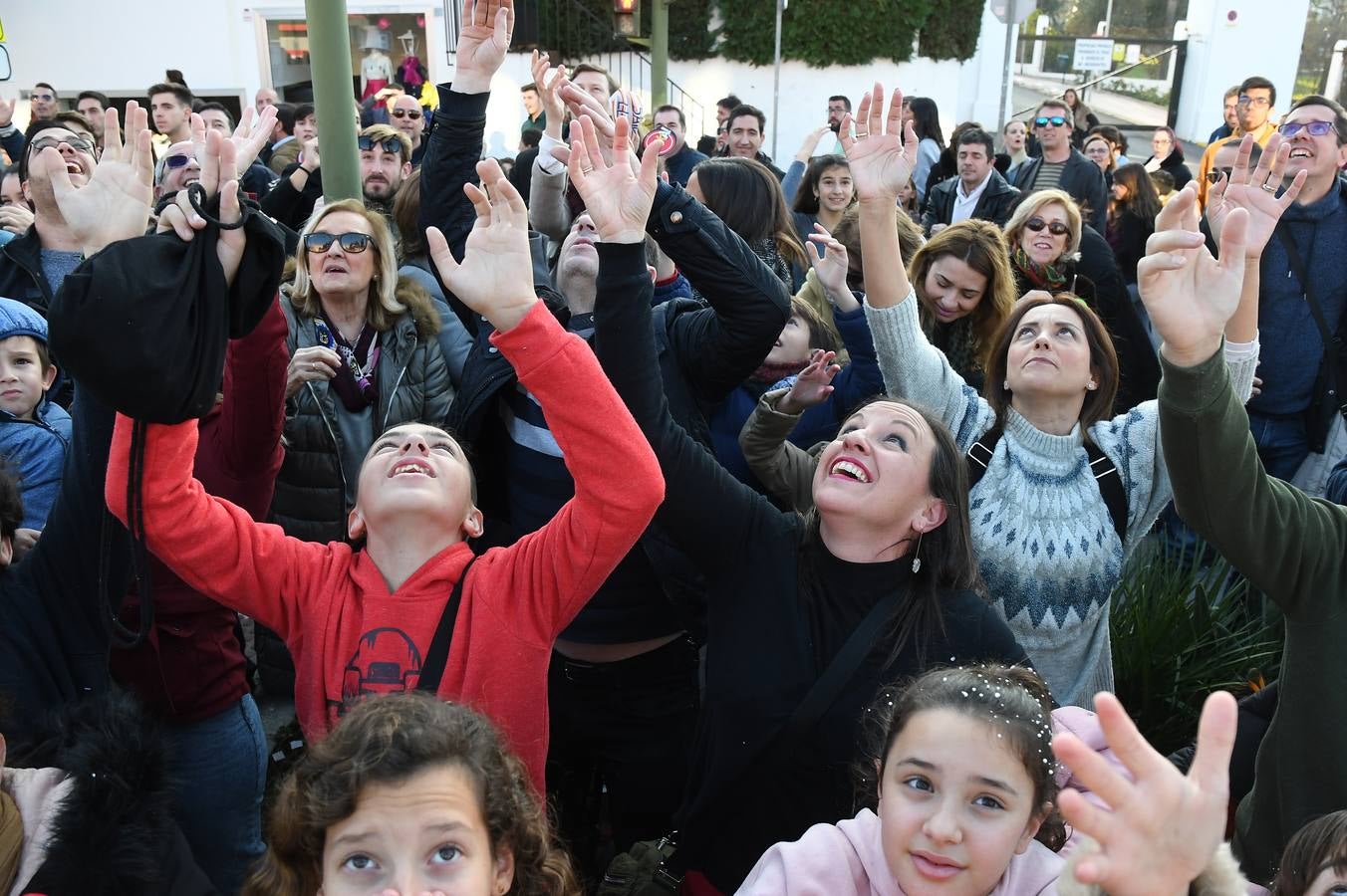 Cientos de personas acuden a la gran Cabalgata de Reyes Magos de Tomares