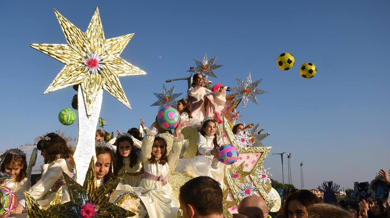 Cientos de personas acuden a la gran Cabalgata de Reyes Magos de Tomares