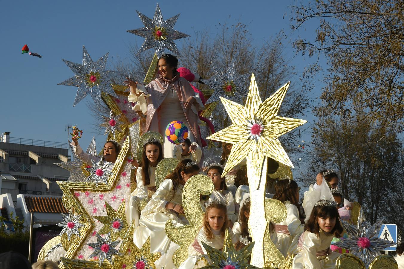 Cientos de personas acuden a la gran Cabalgata de Reyes Magos de Tomares