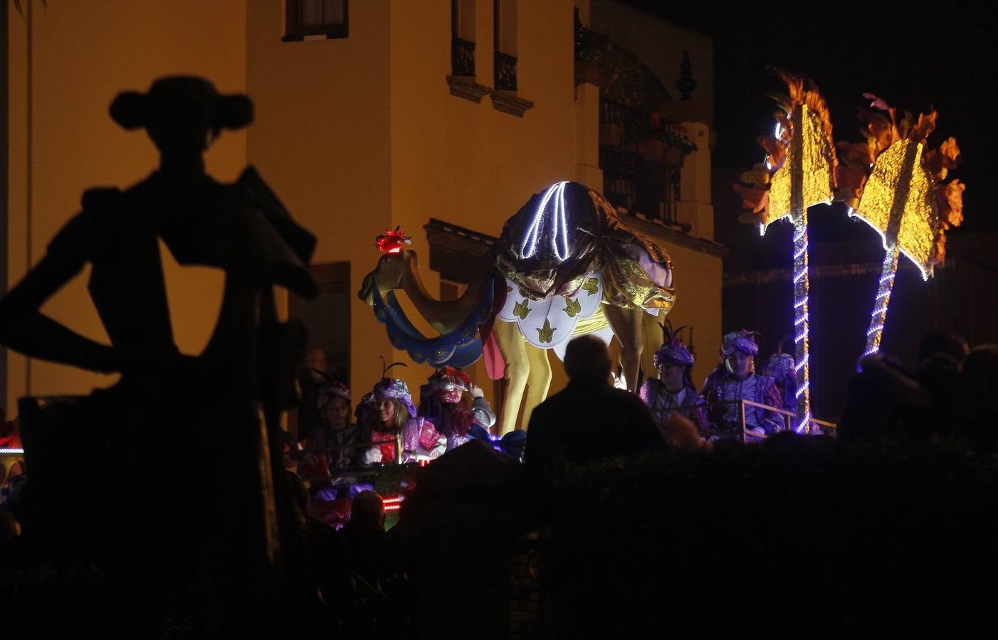 En imágenes, la Cabalgata de los Reyes Magos por Triana