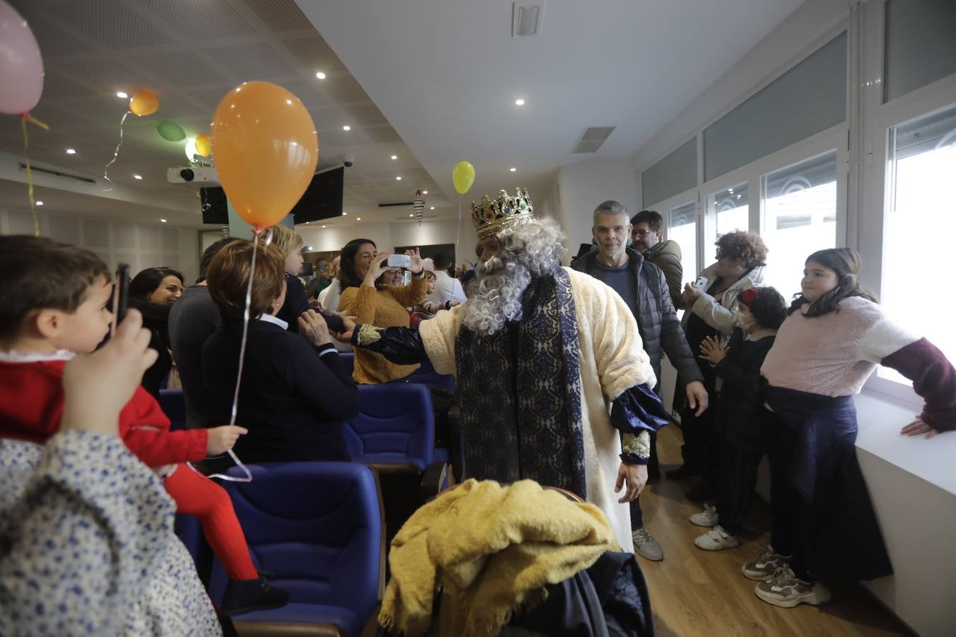 Los Reyes Magos visitan el Hospital Puerta del Mar