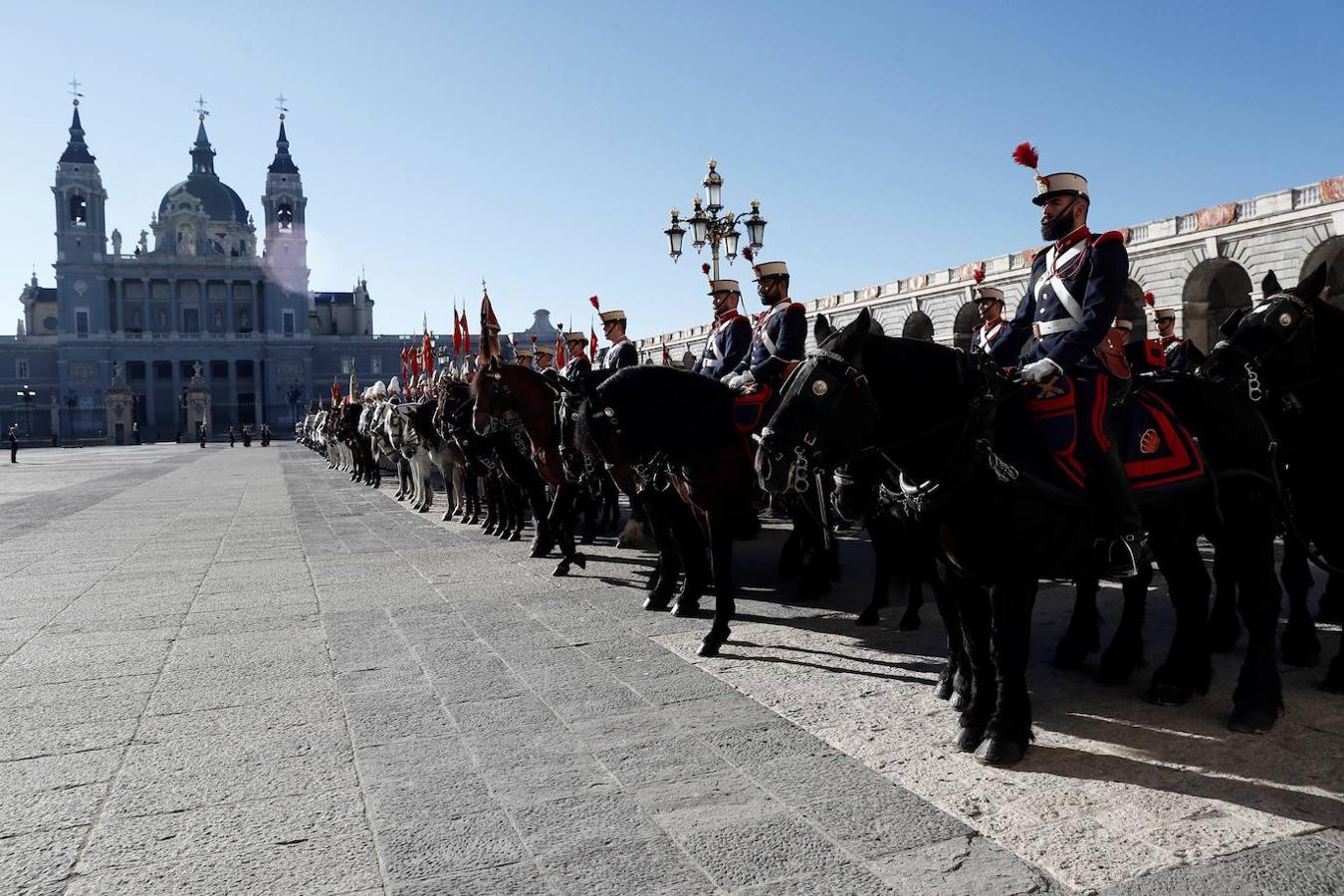 La Pascua Militar, en imágenes. Miembros de la Guardia Real formados en el patrio de armas del Palacio Real donde los reyes presiden la ceremonia de la Pascua Militar, a la que asisten el presidente del Gobierno en funciones, Pedro Sánchez, la ministra de Defensa, Margarita Robles, el de Interior, Fernando Grande-Marlaska, y los miembros de la cúpula militar