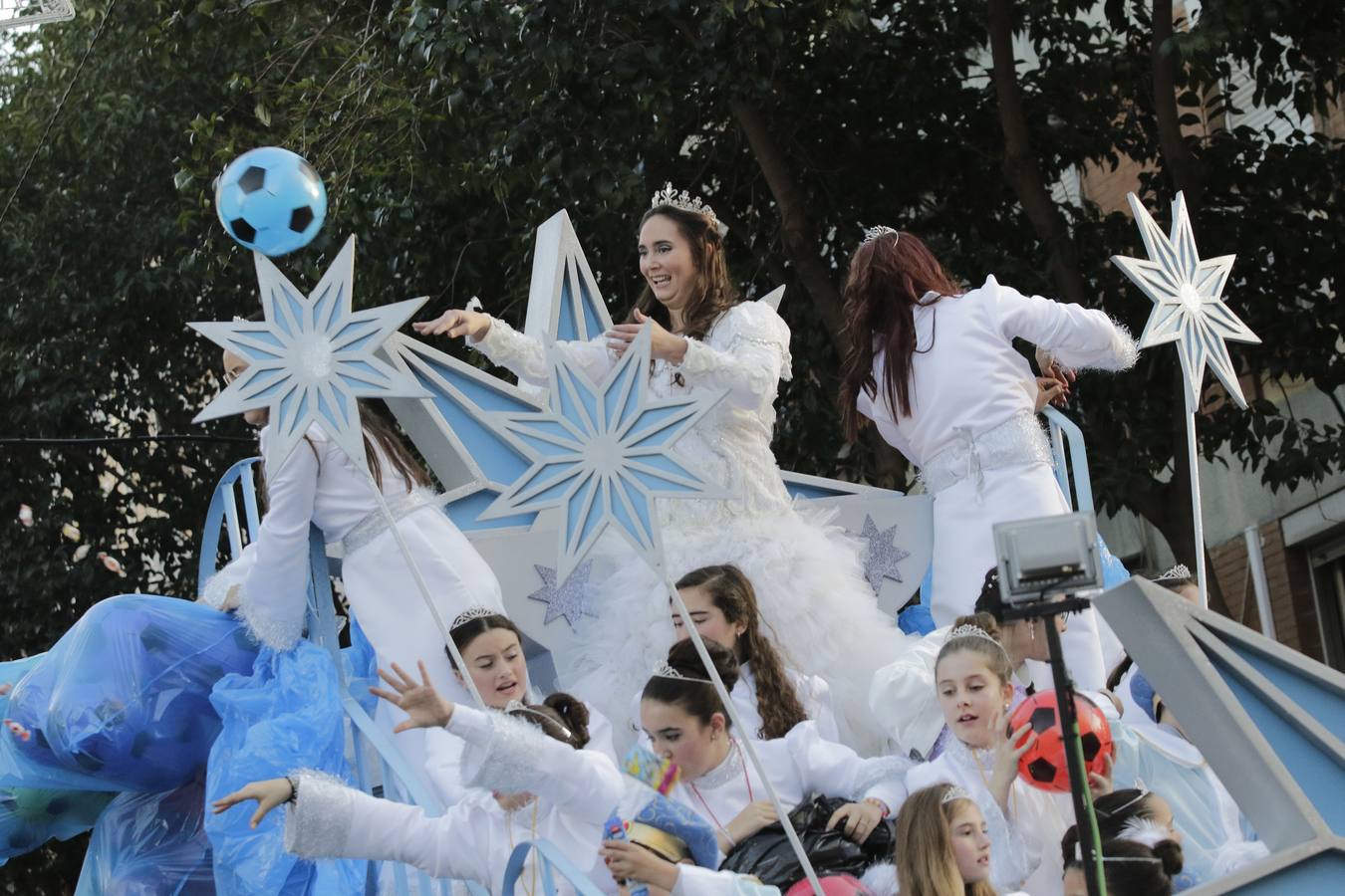 Melchor, Gaspar y Baltasar extienden su magia a los barrios de Sevilla con 22 cabalgatas