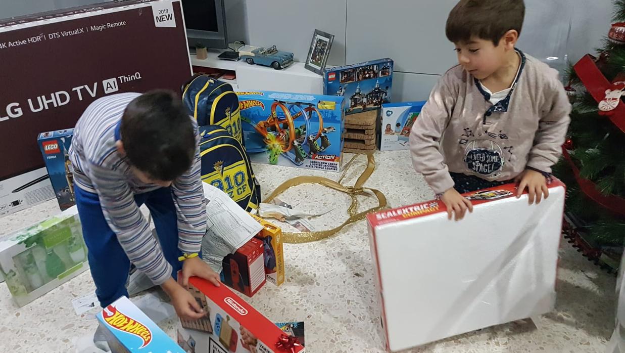 Los Reyes Magos llenan de regalos las casas gaditanas