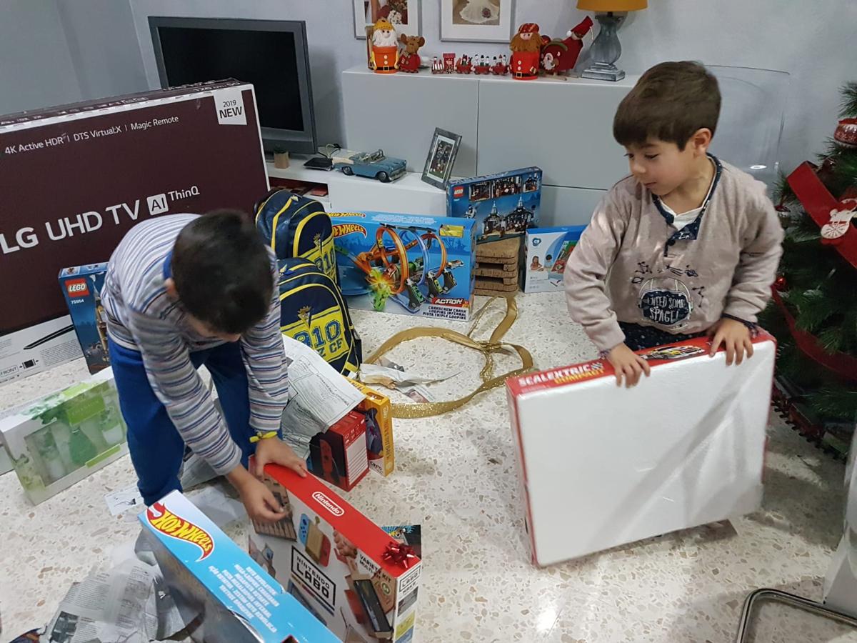 Los Reyes Magos llenan de regalos las casas gaditanas